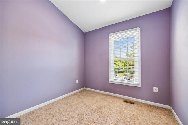 Building Photo - 6630 Commodore Ct
