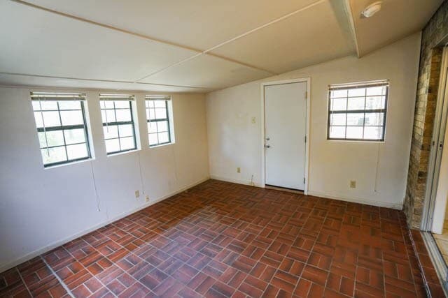Building Photo - 204 Manor Dr