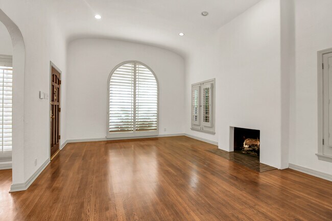 Building Photo - 123 N La Jolla Ave