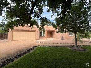 Building Photo - Gorgeous and Quiet 4 Bedroom 2.5 Bathroom ...