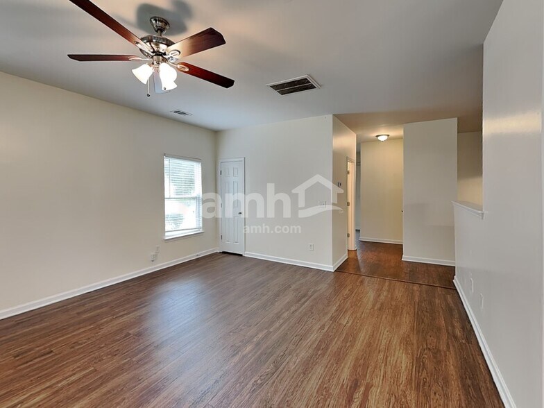 Building Photo - 2425 Valley Creek Dr