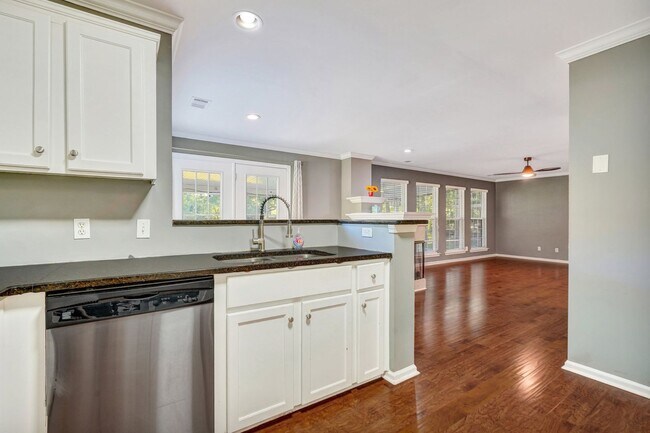 Building Photo - Richmond Hill Beauty: 4-Bedroom Home with Stunning Lagoon Views!