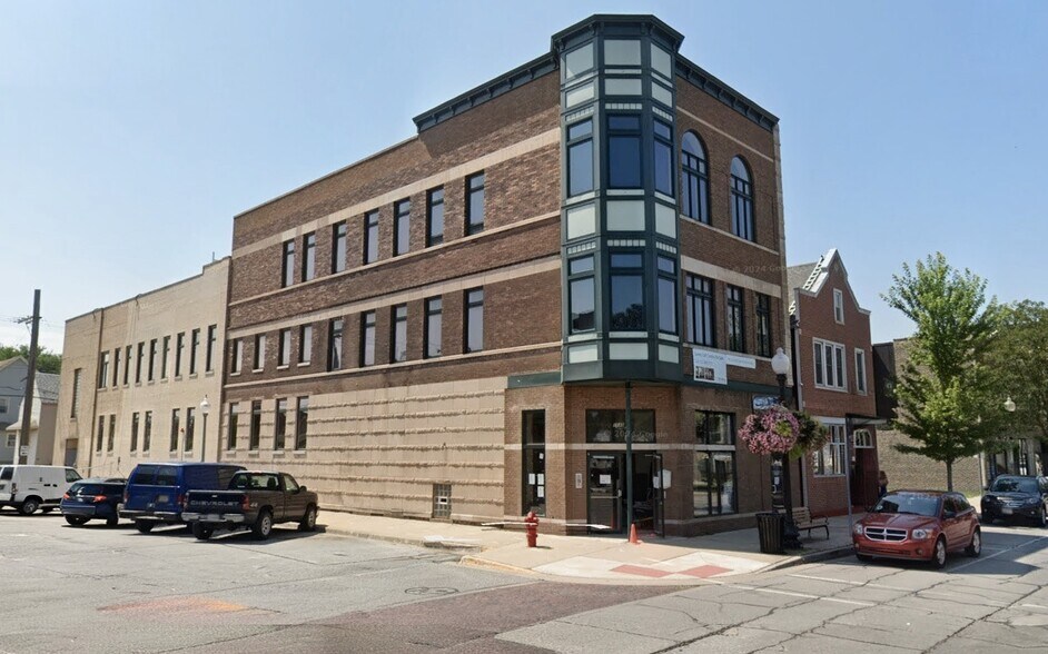 Historic White Oak Building in dowtown Whiting - 1548 119th St