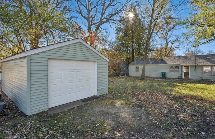 Building Photo - 431 W Coolspring Ave