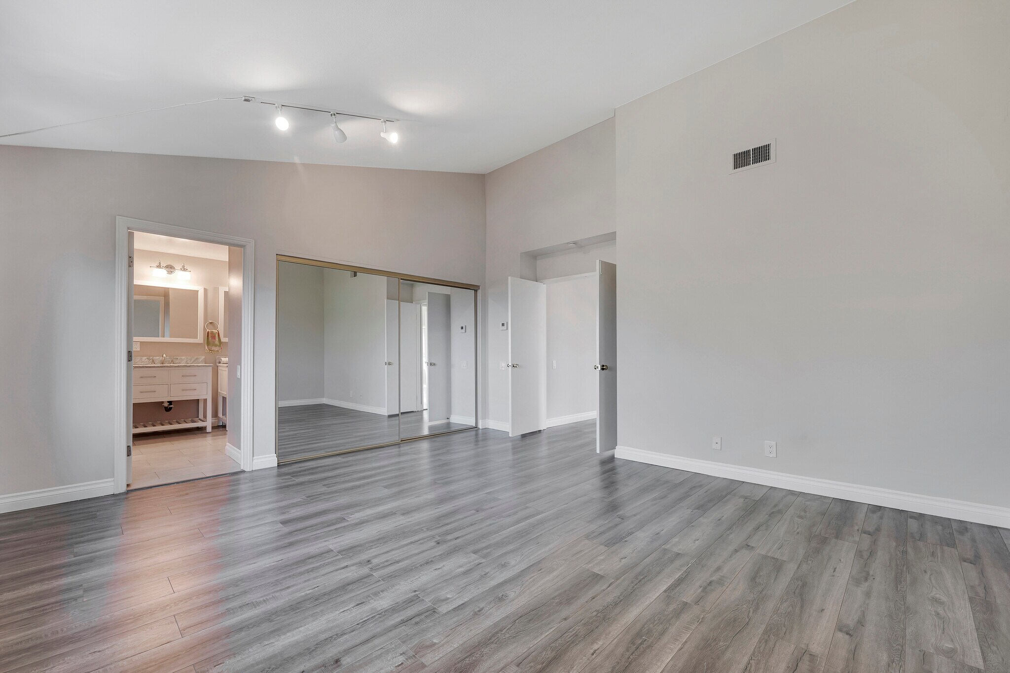 Double closets - 4352 Park Corona