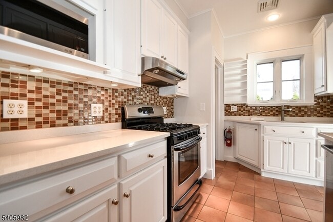 Building Photo - 133 Pine Grove Ave