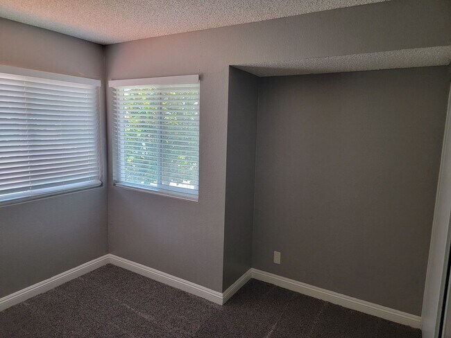 Building Photo - Fontana Two Story