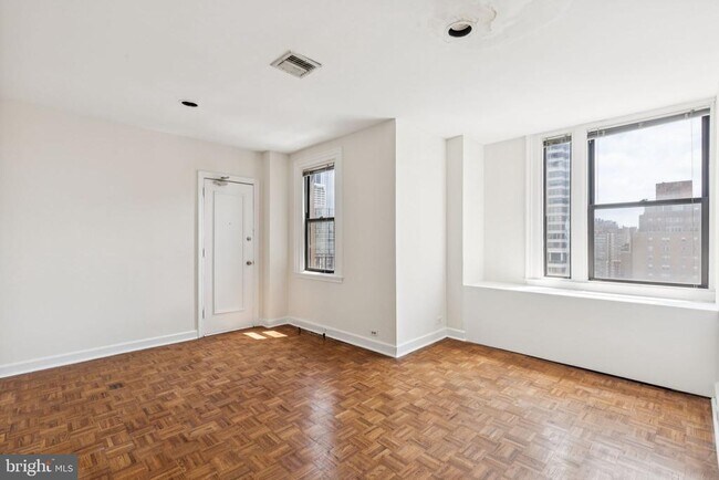 Building Photo - 2031 Locust St