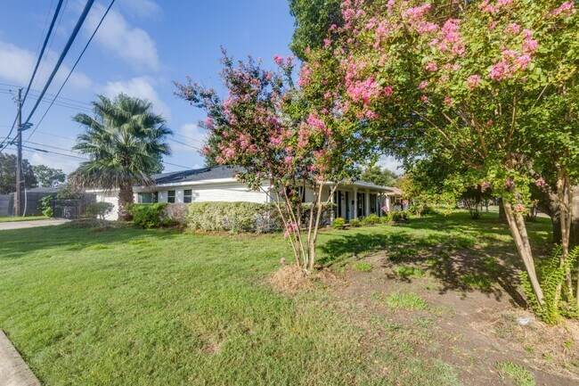 Building Photo - 6903 Alderney Dr
