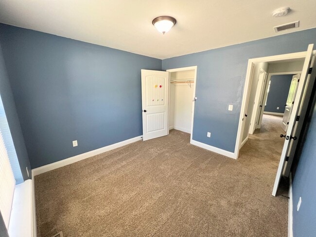 Building Photo - Fenced home close to FLW!