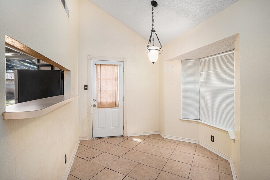 Building Photo - 14925 Moss Gln
