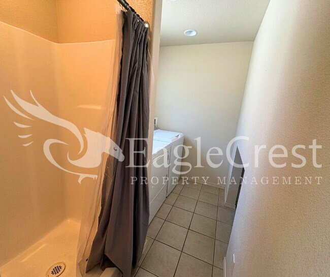 Building Photo - Spacious 3-Bedroom, 2-Bath Home on a Corner Lot-Students Encouraged To Apply
