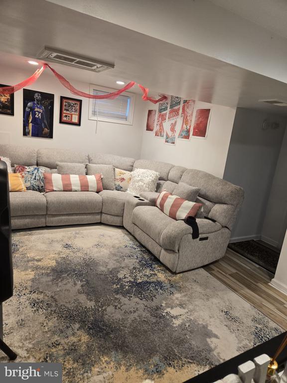 Building Photo - 9323 Alcona St