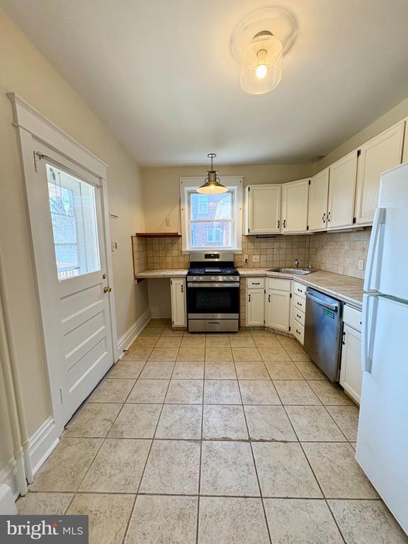 Building Photo - 616 N Front St