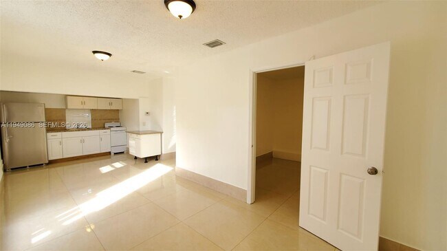 Building Photo - 2124 Scott St