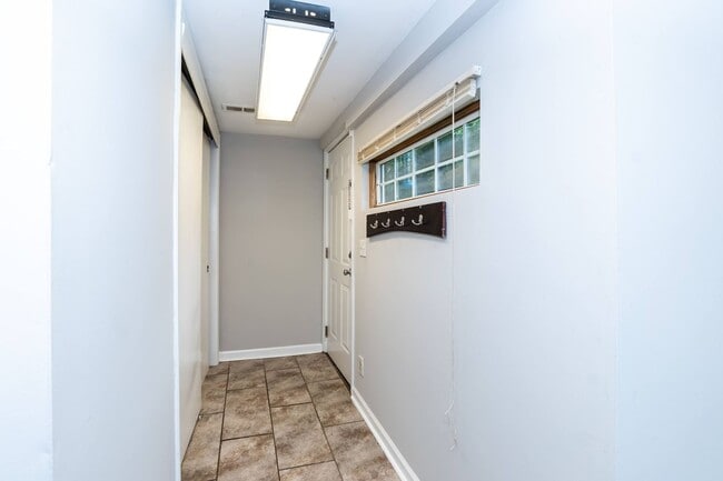 Building Photo - Three Bedroom Home!