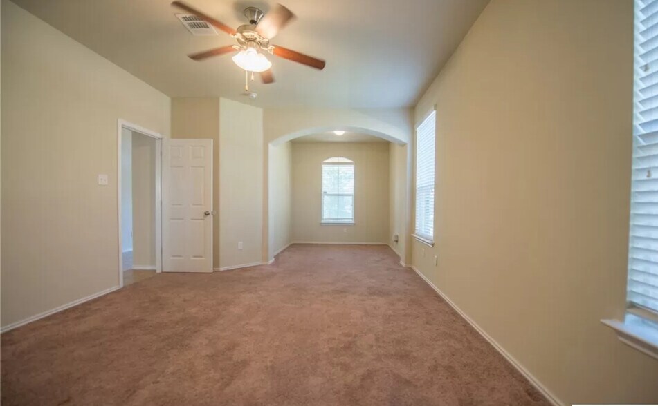 Building Photo - 3403 Cricklewood Dr