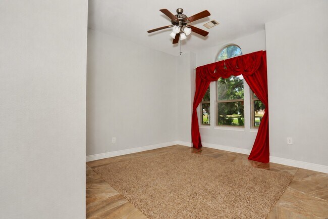 Building Photo - 527 Lily Ln