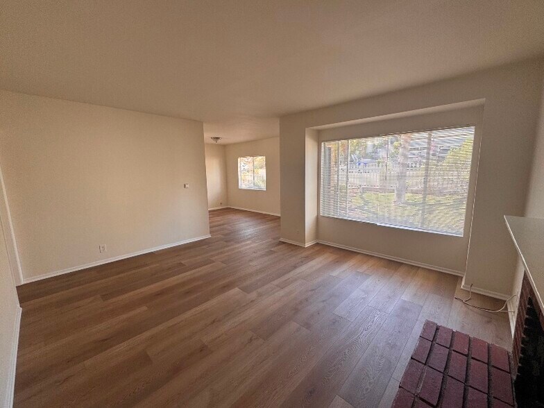 Building Photo - 2412 N Poinsettia Ave