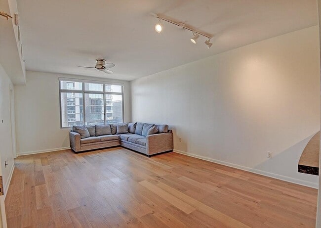 Building Photo - 54 Rainey St