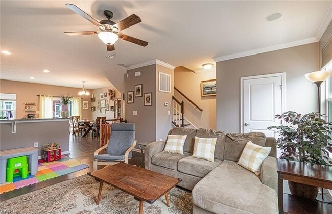 Building Photo - Gorgeous Tri-Level Condo