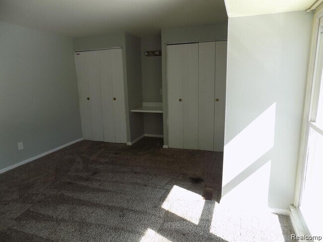 Building Photo - 515 Oakbrook Cir