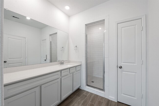 Building Photo - 653 Royal Arch Dr