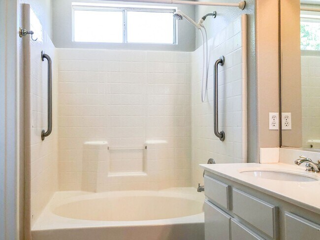 Building Photo - 3 Bedroom Home in the Desirable Paloma Del...