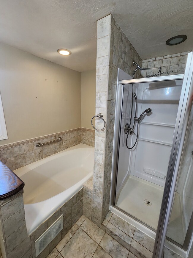 full bathroom (2nd floor) - 4221 Regulus Crse