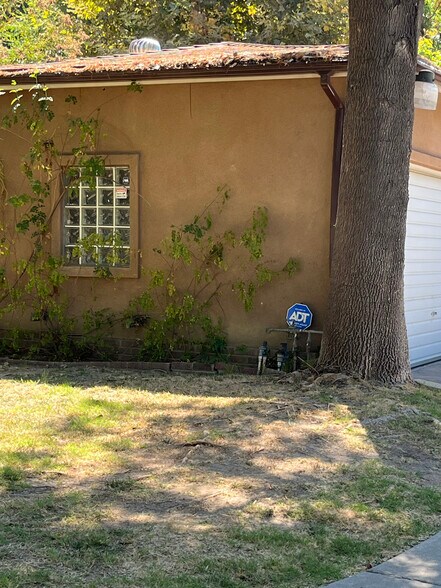 2 car garage - 21050 Avenue San Luis