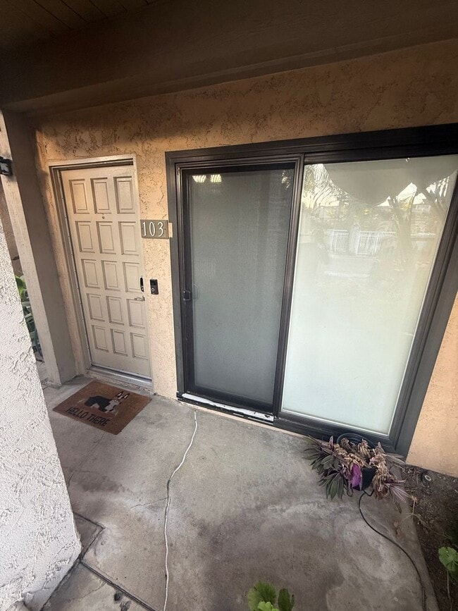 Building Photo - Beach Close 2 bed 1 bath Home Large Backyard