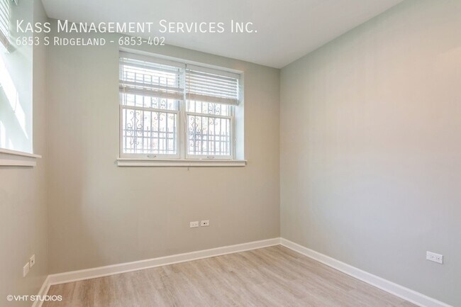 Building Photo - 6853 S Ridgeland Ave