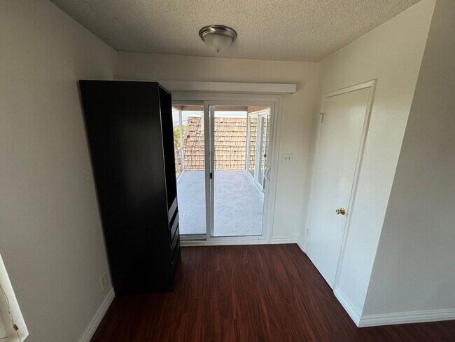 Building Photo - 1073R