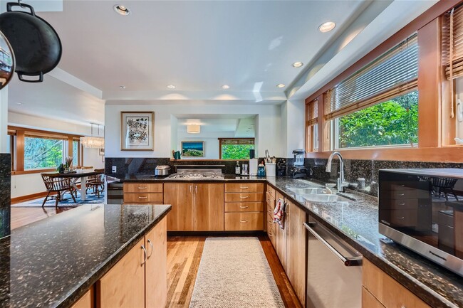 Building Photo - Queen Anne Home