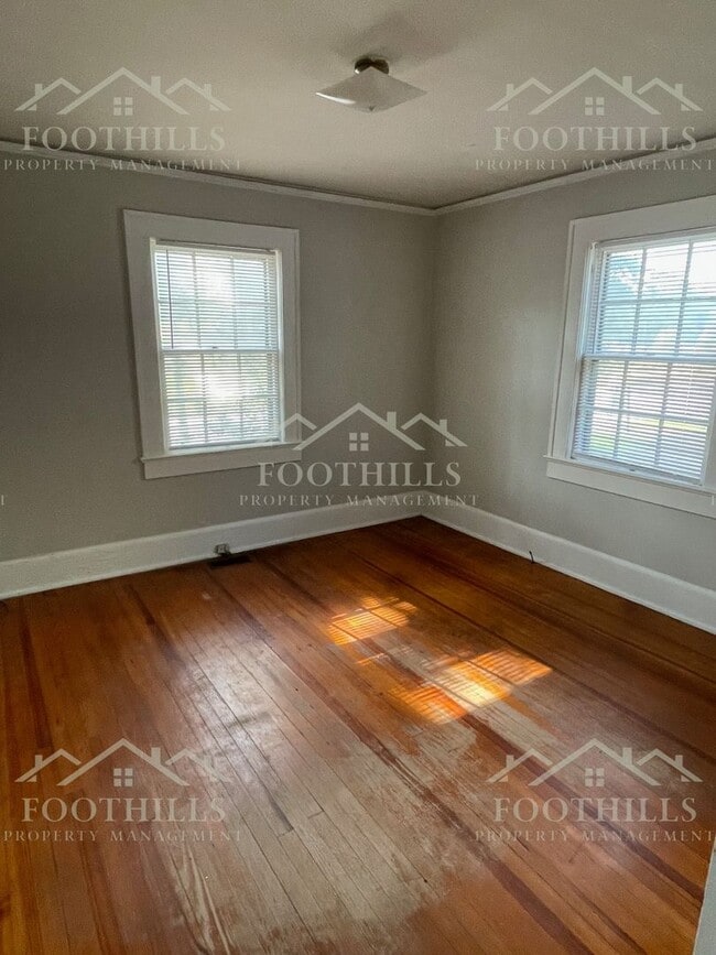 Building Photo - 2-Bed, 1-Bath with Beautiful Hardwood Floors