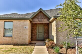 Building Photo - "Charming 3-Bed Oasis with 2 Baths in Prim...