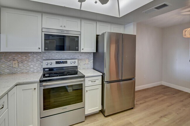 Building Photo - Gorgeous Updated Tierra Verde Annual Unfurnished Waterfront Condo 2/2 w/Garage