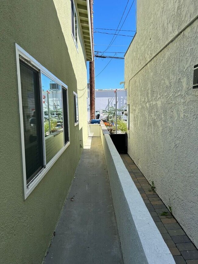 Building Photo - WONDERFULLY LOCATED DWNSTRS 1BD 1BA STUDIO IN OLD TOWN SEAL BEACH!