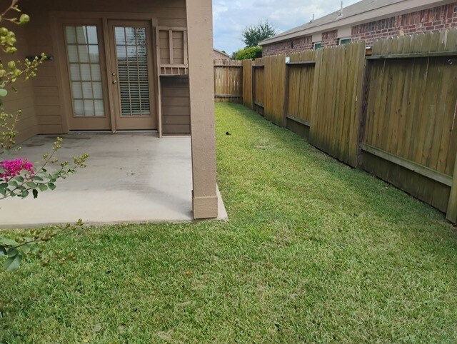 Building Photo - 220 Elm Patch Dr