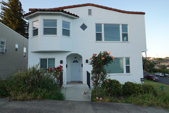 Building Photo - 211 2nd St