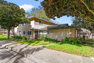 Building Photo - Pleasanton 2BD Townhouse w/ Granite Kitchen, Plank Floors, Community Amenities & Top Schools