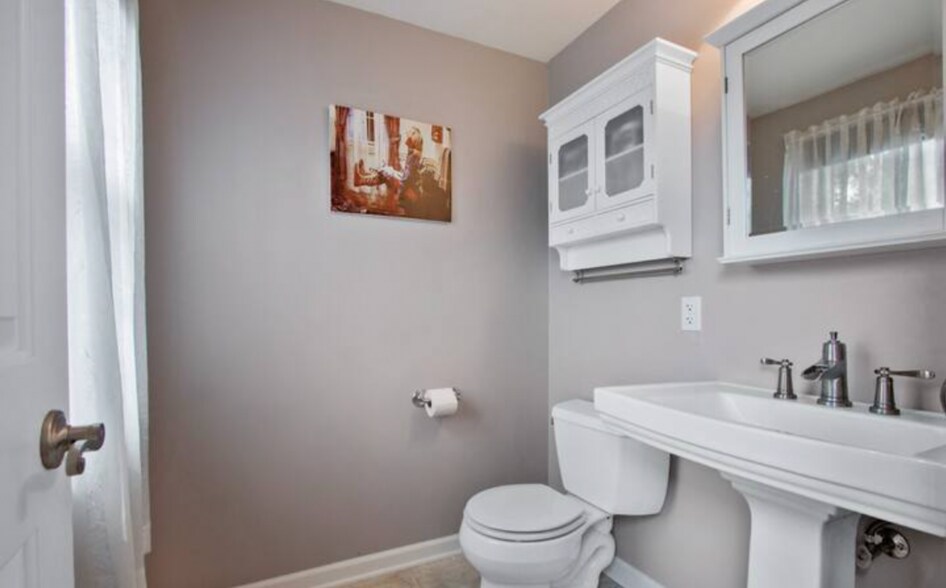 Building Photo - 1071 Kenwood St