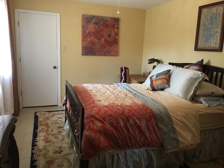 Bedroom Queen table & chair - 2308 Cedros Cir