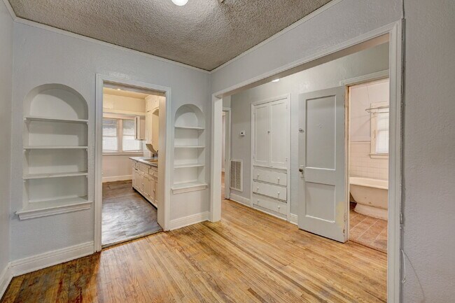 Building Photo - Beautiful half duplex available September in the Pearl District!