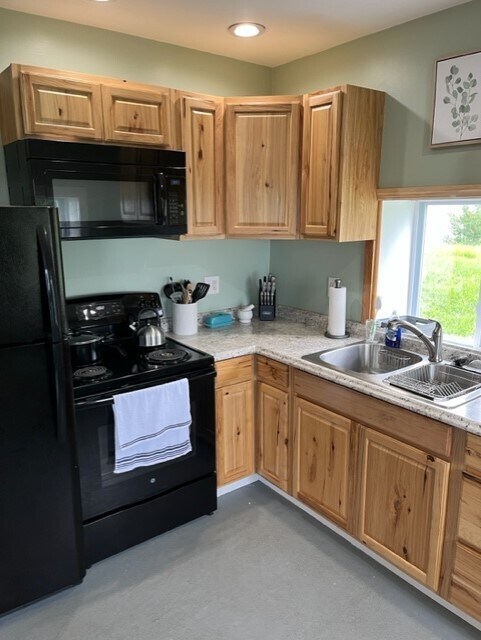 Building Photo - 14 Maplewood Rd