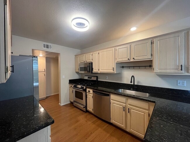 Building Photo - Charming Oversized 2 Bed, 2 Bath Townhouse...