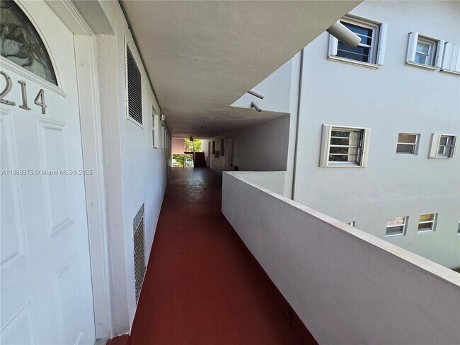 Building Photo - 120 Royal Palm Rd