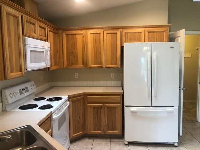 Building Photo - Great Back Yard! Lawn Care Included