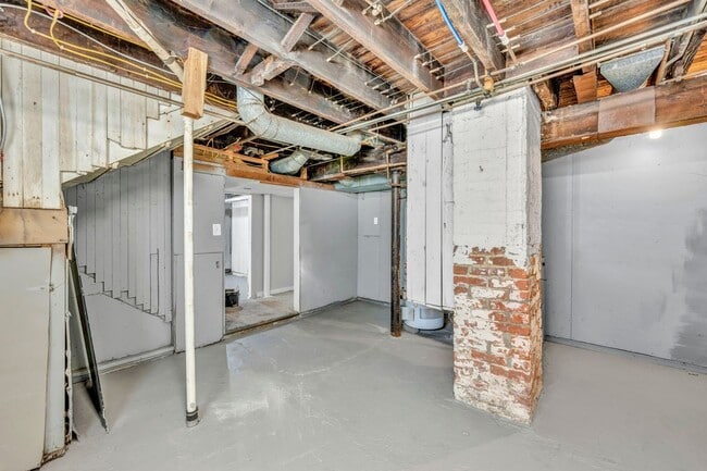 Building Photo - Stunning 6 Bedroom in the heart of Cleveland