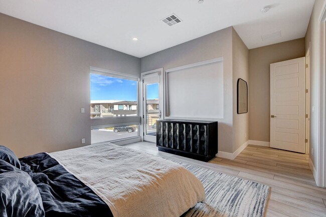 Building Photo - Mesa Ridge Luxury Oasis Feathertop